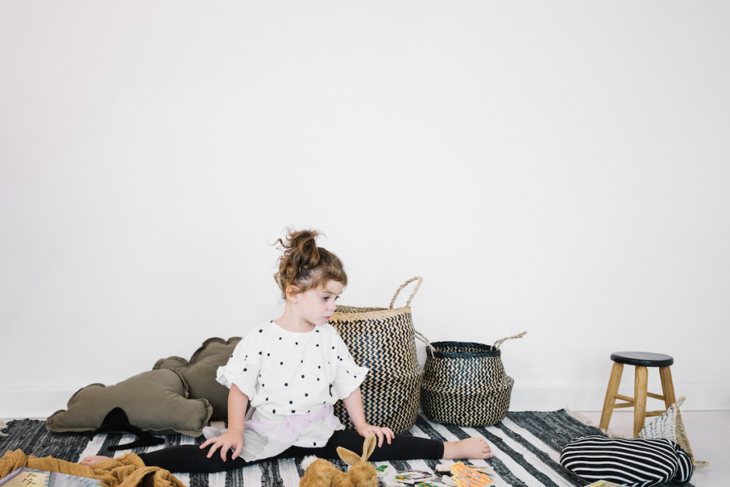 ребенок играет